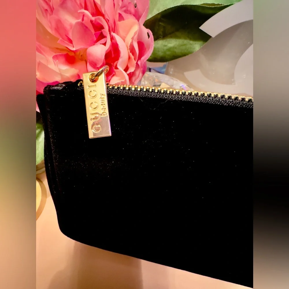 Black Velvet Gucci Beauty Makeup Bag - Picture 2 of 5